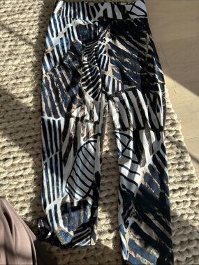 Frank Lyman Design Navy, White & Gold Abstract Print Pants